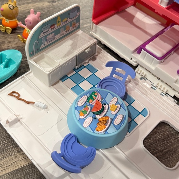 Peppa Pig Peppa’s Adventures Peppa’s Family Motorhome Toy playset - Picture 6 of 10